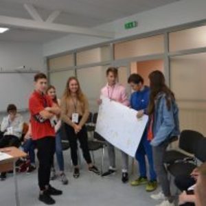 Erasmus na Litwie - uczniowie prezentują plakat.jpg
