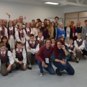 Erasmus - Litwa - zdjęcie grupowe w tradycyjnych litewskich strojach.jpg