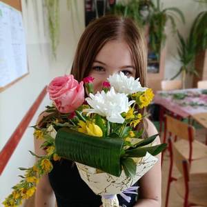 zajęcia florystyczne - uczniowie z bukietami kwiatów (7).jpeg