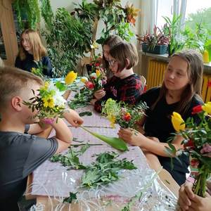 zajęcia florystyczne - uczniowie z bukietami kwiatów (25).jpeg