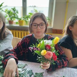 zajęcia florystyczne - uczniowie z bukietami kwiatów (31).jpeg