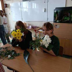 zajęcia florystyczne - uczniowie z bukietami kwiatów (50).jpeg