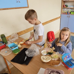 dzieci przygotowują kanapki (9).jpg