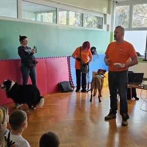 spotkanie klas 3 z wolontariuszami i psami ze schroniska (4).jpg