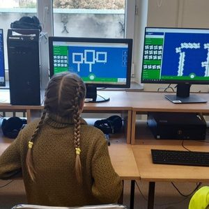 dzieci kodują na komputerach (2).jpg