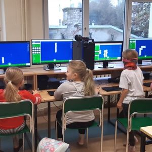 dzieci pracują na komputerach.jpg