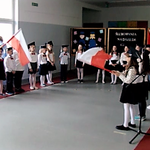 dzieci powiewają flagami.png
