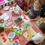 9. Kwiaty z origami i biedronki - dzieci wykonują prace przy stoliku.jpg