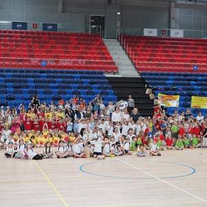 olimpiada przedszkolaka- zdjęcie grupowe wszystkich uczestników imprezy.jpg