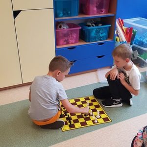 Wiktor i Michał grają w szachy.jpg