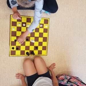 Dziewczynki grają w szachy.jpg