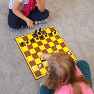 Diana i Asia grają w szachy.jpg