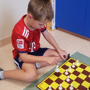 Tymek gra w szachy.jpg