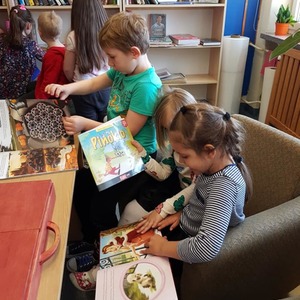 dzieci oglądają książki w bibliotece.jpg