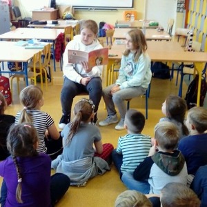 uczennice starszych klas czytają dzieciom.jpg