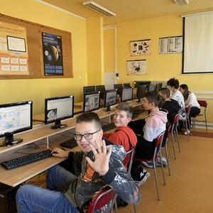 uczniowie w pracowni informatycznej.jpg