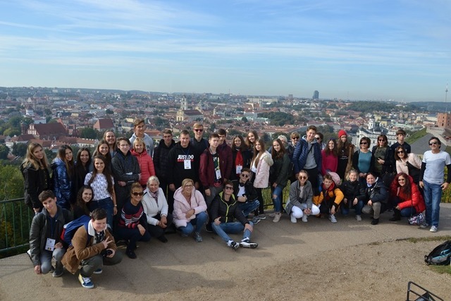 Litwa - Erasmus - zdjęcie grupowe na tle Wilna.jpg