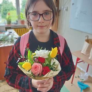 zajęcia florystyczne - uczniowie z bukietami kwiatów (8).jpeg
