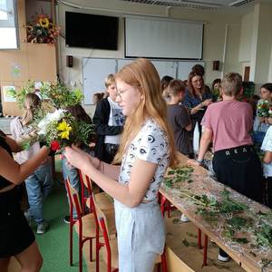 zajęcia florystyczne - uczniowie z bukietami kwiatów (3).jpeg