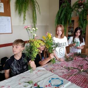 zajęcia florystyczne - uczniowie z bukietami kwiatów (5).jpeg