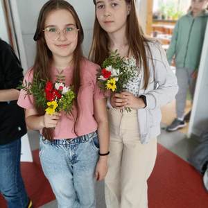 zajęcia florystyczne - uczniowie z bukietami kwiatów (13).jpeg
