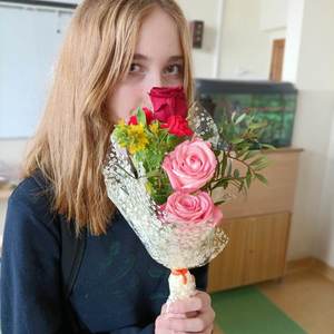 zajęcia florystyczne - uczniowie z bukietami kwiatów (20).jpeg