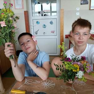 zajęcia florystyczne - uczniowie z bukietami kwiatów (19).jpeg