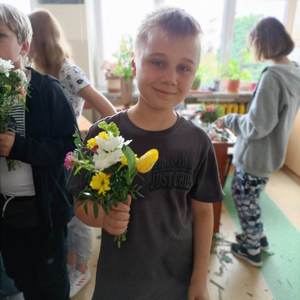 zajęcia florystyczne - uczniowie z bukietami kwiatów (34).jpeg