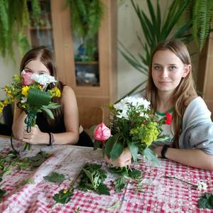 zajęcia florystyczne - uczniowie z bukietami kwiatów (35).jpeg