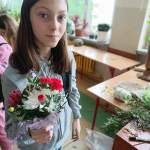 zajęcia florystyczne - uczniowie z bukietami kwiatów (32).jpeg