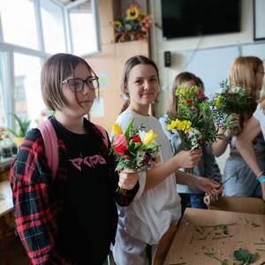 zajęcia florystyczne - uczniowie z bukietami kwiatów (43).jpeg