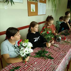 zajęcia florystyczne - uczniowie z bukietami kwiatów (38).jpeg
