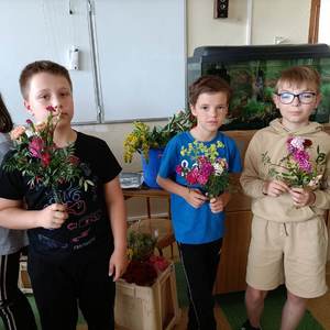 zajęcia florystyczne - uczniowie z bukietami kwiatów (40).jpeg