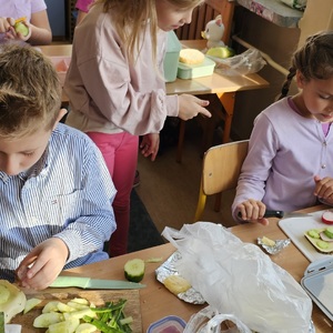 dzieci przygotowują kanapki (3).jpg