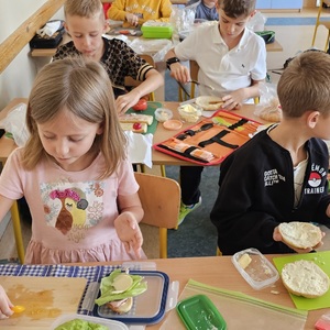 dzieci przygotowują kanapki (6).jpg