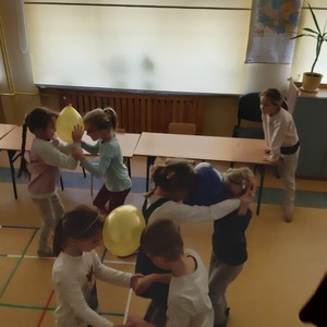 dzieci tańczą z  balonami.jpg