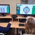 dzieci kodują na komputerach.jpg