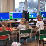 dzieci pracują na komputerach.jpg