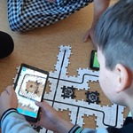 dzieci programują puzzle dla osobota na tabletach.jpg