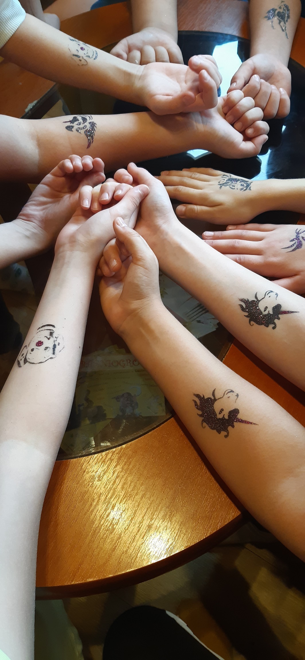 zdjęcie rąk dzieci z tatuazami.jpg
