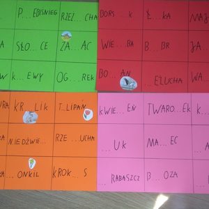 4 kartki a4 w róznych kolorach podzielona na kwadraty z zadaniami.jpg