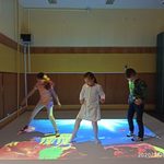 dzieci na interaktywnym dywanie.jpg