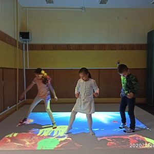 dzieci na interaktywnym dywanie.jpg