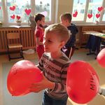 dzieci z balonami w kształcie serca.jpg