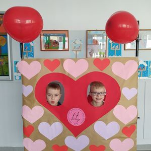 dzieci w fotobudce w kształcie serca.jpg