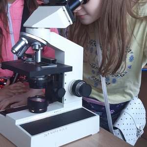 dziewczynka przy mikroskopie.jpg