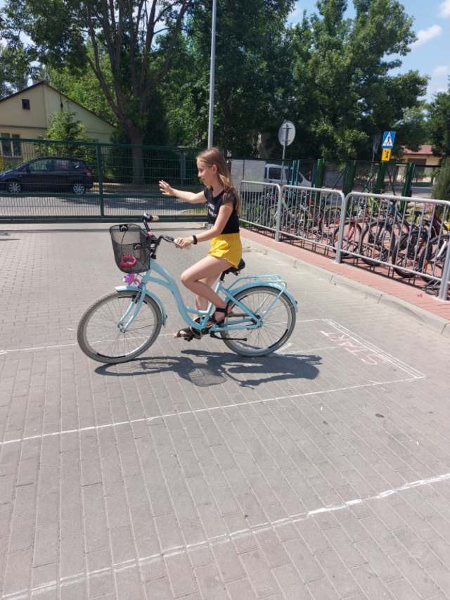 dziewczynka na rowerze.jpg