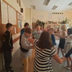 uczniowie tańczą w sali8.jpg