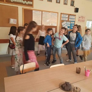 uczniowie tańczą w sali7.jpg
