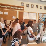 uczniowie tańczą w sali5.jpg